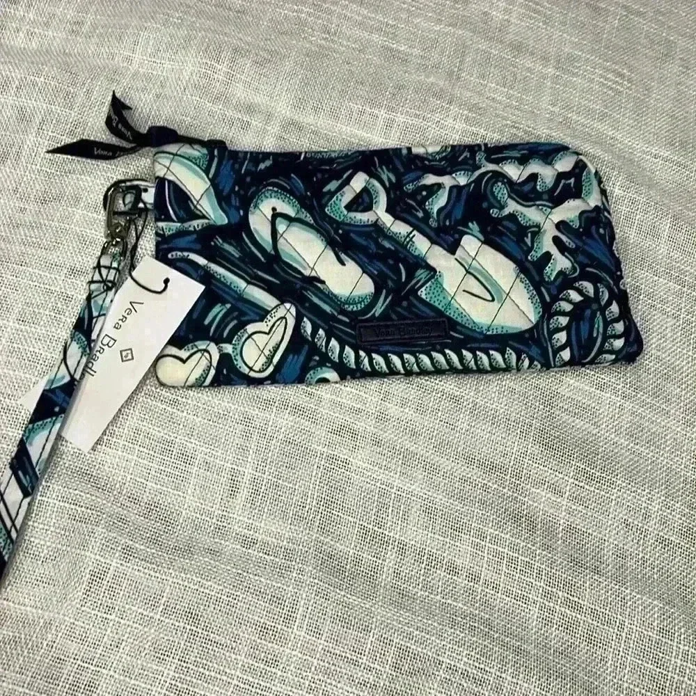 VERA BRADLEY NWT BLUE AND WHITE WRISTLET CLUTCH